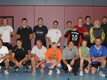 Auf einen breiten Kader kann Volleyball-Bezirksligist TV Ebern bauen, der  auch ein Zweites Herrenteam   ins  Rennen in der Bezirksklasse schickt. Fünf Neuzugänge kamen  aus Seßlach. Hinten von links Johannes Klee, Henrik Marquardt, Michael Helbig, Christian Grämer, Oliver Schulz (Seßlach), Manuel Bauer (Seßlach), Simon Langenberg, Trainer Horst Hanke, Abteilungsleiter Johannes Müller, vorne von links Markus Reinmund, Coach der  Zweiten Mannschaft, Jürgen Grämer, Frank Päckert (Seßlach), Edwi...