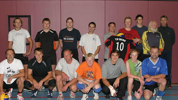 Auf einen breiten Kader kann Volleyball-Bezirksligist TV Ebern bauen, der  auch ein Zweites Herrenteam   ins  Rennen in der Bezirksklasse schickt. Fünf Neuzugänge kamen  aus Seßlach. Hinten von links Johannes Klee, Henrik Marquardt, Michael Helbig, Christian Grämer, Oliver Schulz (Seßlach), Manuel Bauer (Seßlach), Simon Langenberg, Trainer Horst Hanke, Abteilungsleiter Johannes Müller, vorne von links Markus Reinmund, Coach der  Zweiten Mannschaft, Jürgen Grämer, Frank Päckert (Seßlach), Edwi...