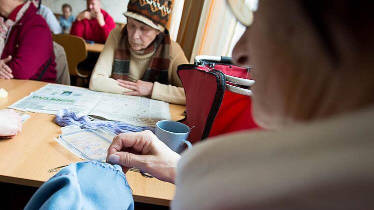 Einige Seniorinnen haben sich auf die Evakuierung vorbereitet, lesen, lösen Rätsel und sticken. Foto: Tobias Köpplinger