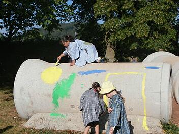 Kinder verschönern die neuen Kanalrohre.  Foto: Stadt Bad Kissingen