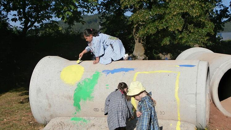 Kinder verschönern die neuen Kanalrohre.  Foto: Stadt Bad Kissingen