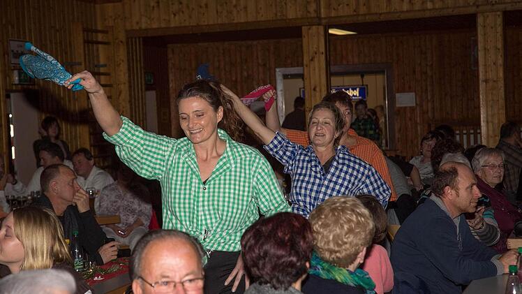 Tücher schwingend marschierte die Stepp-Gruppe von Ina Rehm in den Saal.