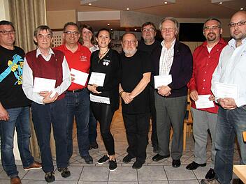 Die anwesenden langjährigen Mitglieder mit Zweitem Vorsitzenden Horst Biemel, Herbert Tabar, Stefan Martin, Gabriele Hedwig, Drittem Vorsitzenden Peter Grünn, Bürgermeister Horst Rehder, Vorsitzenden Jürgen Hartmann, Markus Ort und Jürgen Dreßel  Foto: Richard Sänger