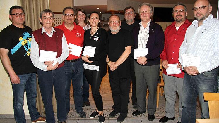 Die anwesenden langjährigen Mitglieder mit Zweitem Vorsitzenden Horst Biemel, Herbert Tabar, Stefan Martin, Gabriele Hedwig, Drittem Vorsitzenden Peter Grünn, Bürgermeister Horst Rehder, Vorsitzenden Jürgen Hartmann, Markus Ort und Jürgen Dreßel  Foto: Richard Sänger