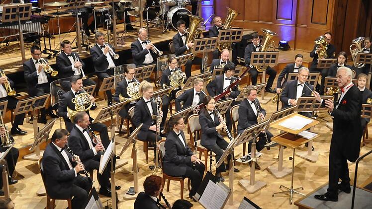 Das Polizeiorchester Bayern unter der Leitung von Prof. Johann Mösenbichler tut sich schwer, in die großen musikalischen Fußstapfen früherer Orchesterleiter zu treten, die sie hinterlassen haben. Foto: Peter Klopf