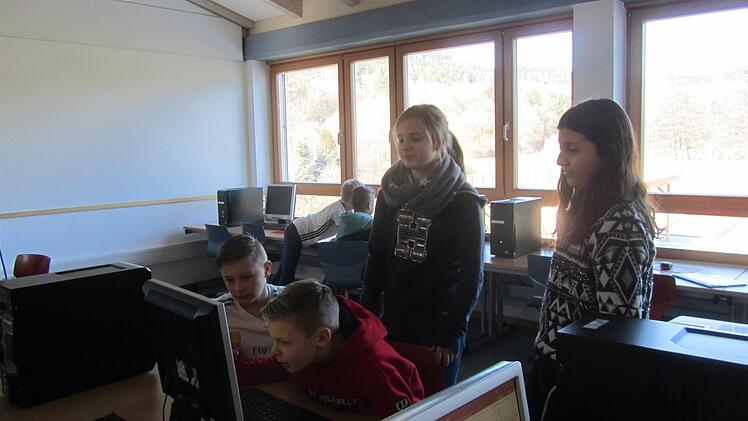 Teamarbeit  im Computerraumprivat