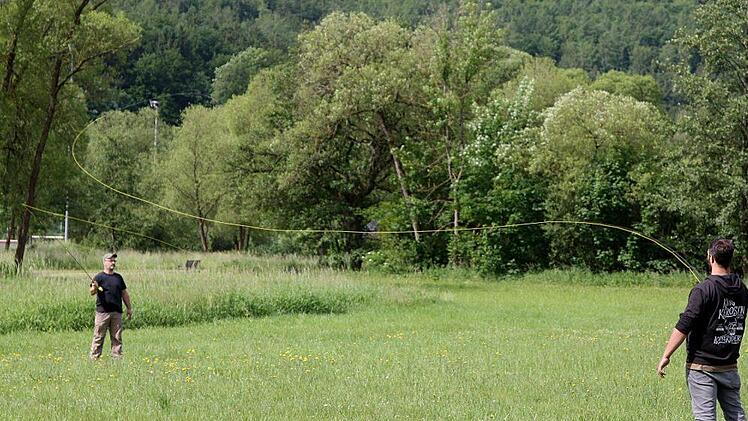 Die richtige Wurftechnik ist für jeden Fliegenfischer das A und O. Auf einer Wiese üben die Probanten zunächst, wie sich eine künstliche Fliege später präzise auf dem Gewässer platzieren lässt.Foto: Karlheinz Franz