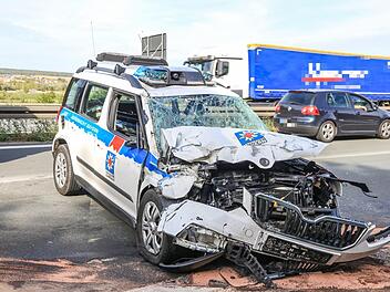 Nur noch Schrott ist der Wagen der Bergwacht, der am Montag in einen Unfall auf der A70 verwickelt wurde. Der Fahrer wurde dabei schwer verletzt. Foto: News5/Merzbach