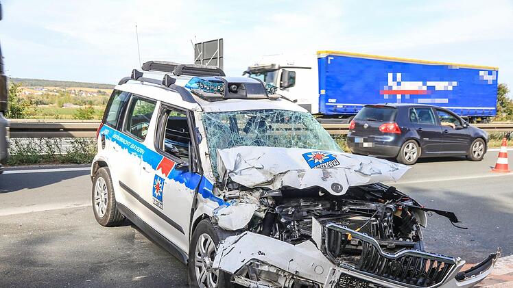 Nur noch Schrott ist der Wagen der Bergwacht, der am Montag in einen Unfall auf der A70 verwickelt wurde. Der Fahrer wurde dabei schwer verletzt. Foto: News5/Merzbach