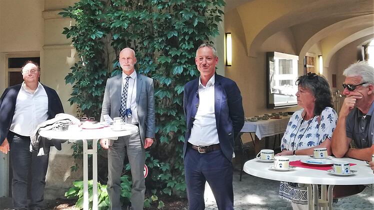 Empfang der Kissinger Stadtratsdelegation im Innenhof des Gäuboden-Museums durch Straubings Oberbürgermeister Markus Pannermayr (Mitte); links im Bild Kulturreferent Peter Weidisch und Oberbürgermeister Kay Blankenburg, rechts im Bild Stadträtin Karin Reinshagen mit Ehemann. Foto: Sigismund von Dobschütz