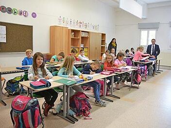 Viel Platz in hellen Räumen - für eine Übergangslösung ist die Unterbringung der Grundschule Einberg im ehemaligen Industriegebäude schon sehr gelungen - finden auch die Kinder der 3b. Foto: Rainer Lutz