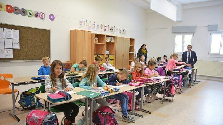 Viel Platz in hellen Räumen - für eine Übergangslösung ist die Unterbringung der Grundschule Einberg im ehemaligen Industriegebäude schon sehr gelungen - finden auch die Kinder der 3b. Foto: Rainer Lutz