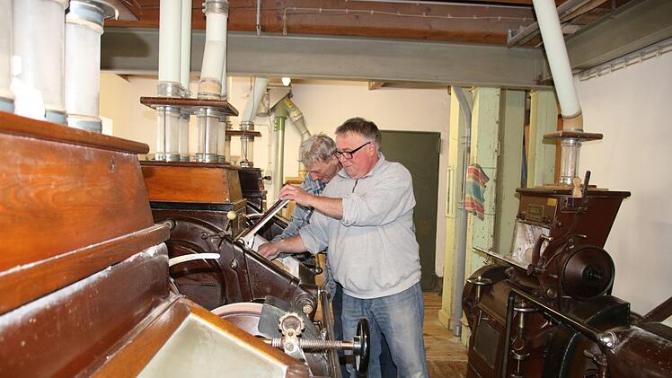 Das Getreide durchläuft mehrere Mahlgänge, in denen es zu Schrot, Grieß oder Mehl wird. Müllermeister Dirk Partheimüller (vorne) und Bäckermeister Groß überprüfen die Qualität.Foto: Katrin Geyer