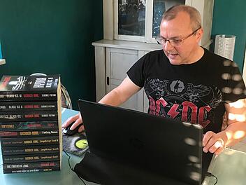 Werner Karl in seiner Schreibwerkstatt in Herreth - hier verfasste er bereits etliche Fantasy-Romane und Science-Fiction-Geschichten.Foto: pr