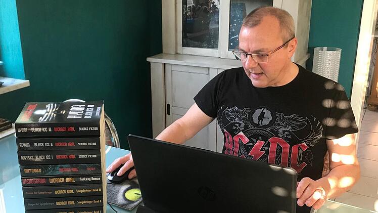 Werner Karl in seiner Schreibwerkstatt in Herreth - hier verfasste er bereits etliche Fantasy-Romane und Science-Fiction-Geschichten.Foto: pr