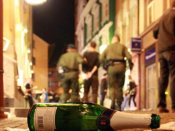 Alkohol macht einen 22-J&auml;hrigen aus dem Landkreis Bad Kissingen offenbar aggressiv. Er war deshalb bereits im Jugendarrest. Jetzt stand er erneut wegen zwei Delikten vor Gericht.