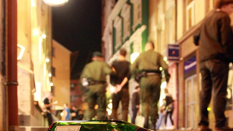 Alkohol macht einen 22-J&auml;hrigen aus dem Landkreis Bad Kissingen offenbar aggressiv. Er war deshalb bereits im Jugendarrest. Jetzt stand er erneut wegen zwei Delikten vor Gericht.