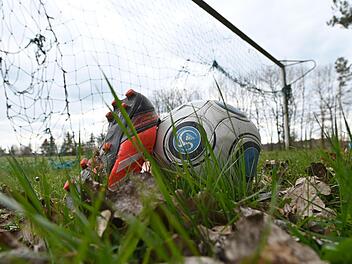 Ran an die Sportschuhe: Es geht vorwärts, nicht nur beim Fußball. Foto: Sport-/Pressefoto Wolfgang Zink