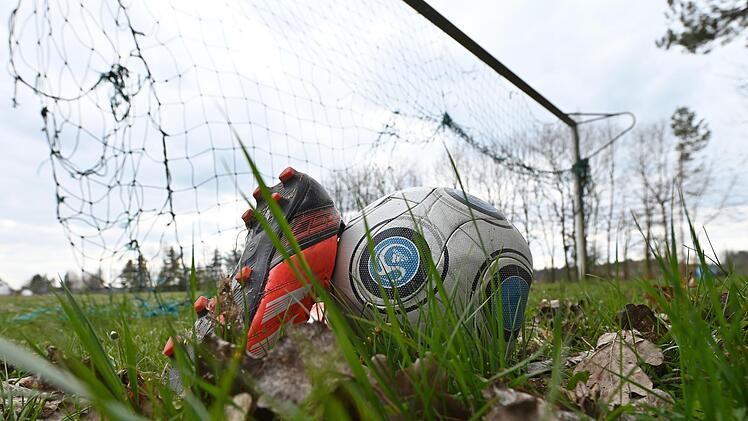 Ran an die Sportschuhe: Es geht vorwärts, nicht nur beim Fußball. Foto: Sport-/Pressefoto Wolfgang Zink