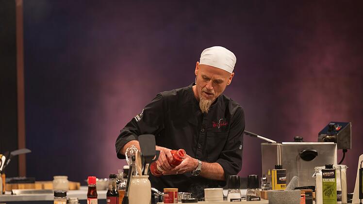 Im zweiten Kochgang unterlief Rolf Zacherl ein Missgeschick. Zwei Teller servierte er zu spät. Team Henssler verlor deshalb deutlich, rettete sich aber mit einem Sieg im Quiz vor weiterem Zeitverlust.