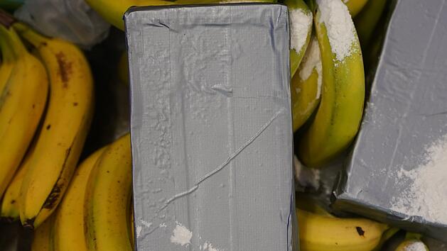 Wei&szlig;es Pulver, das Kokain darstellen soll, liegt neben Bananen.