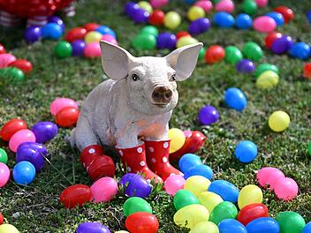 Vor Ostern in Berlin - Stra&szlig;e ist mit tausenden Eiern dekoriert