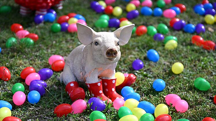 Vor Ostern in Berlin - Stra&szlig;e ist mit tausenden Eiern dekoriert