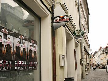 Unübersehbar werben einige Kneipen im Steinweg mit ihrem Musikprogramm. Diejenigen, die Diskotheken zu sehr ähneln, wurden nun aufgefordert, entsprechende Bauanträge einzureichen. Foto: Simone Bastian