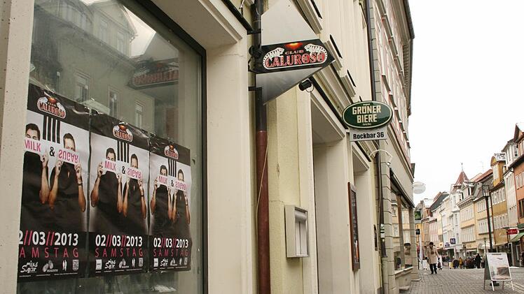 Unübersehbar werben einige Kneipen im Steinweg mit ihrem Musikprogramm. Diejenigen, die Diskotheken zu sehr ähneln, wurden nun aufgefordert, entsprechende Bauanträge einzureichen. Foto: Simone Bastian