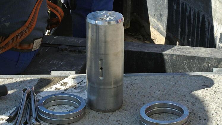 Ein Bolzen ist so groß, wie ein Männer-Oberarm