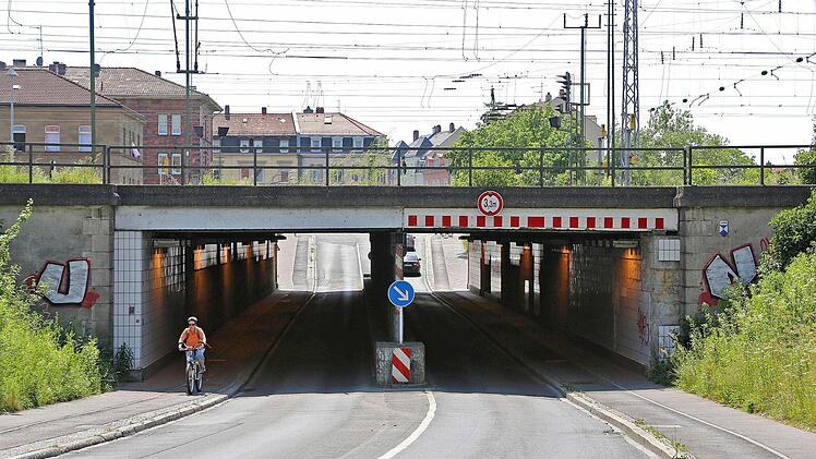 In der Zollner-Unterführung blieb erst am Dienstag ein Lkw stecken.