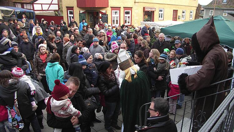 Zahlreiche Besucher säumten den historische Dorfbrunnenplatz.