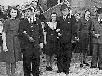 Das Foto stammt von der Kirchweihfeier 1948. Ludwig Herbert steht (ganz rechts) mit seiner Tanzpartnerin Ella Bös.  Foto: privat