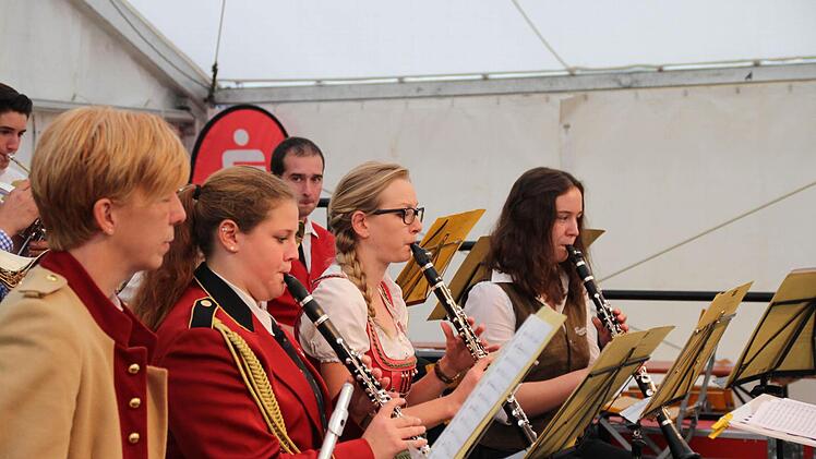 Das Kreisorchester des Nordbayerischen Musikbundes begeisterte die zahlreichen Zuhörer beim Coburger "Lokalklang" im Festzelt auf dem Schlossplatz. Foto: Jochen Berger