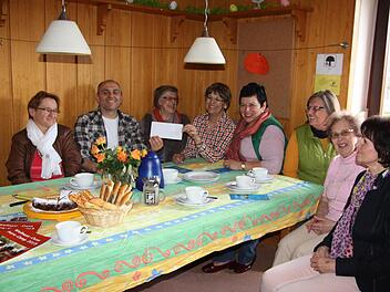 Das Mürschter Kinderhaus hatte eine Abordnung der Frauen Union besucht, um einen Spendenbetrag in Höhe von 300 Euro zu überreichen. Mit Freuden nahm "Hausvater" Michael Weissenberger die Spende im Namen der Bewohner entgegen. Foto: Arnold Nöth