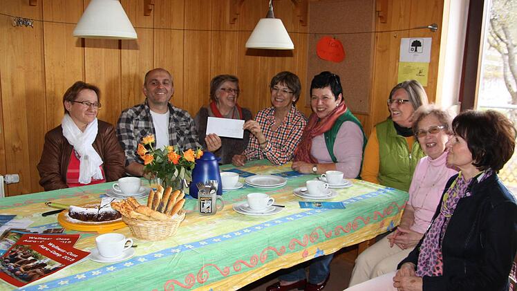 Das Mürschter Kinderhaus hatte eine Abordnung der Frauen Union besucht, um einen Spendenbetrag in Höhe von 300 Euro zu überreichen. Mit Freuden nahm "Hausvater" Michael Weissenberger die Spende im Namen der Bewohner entgegen. Foto: Arnold Nöth