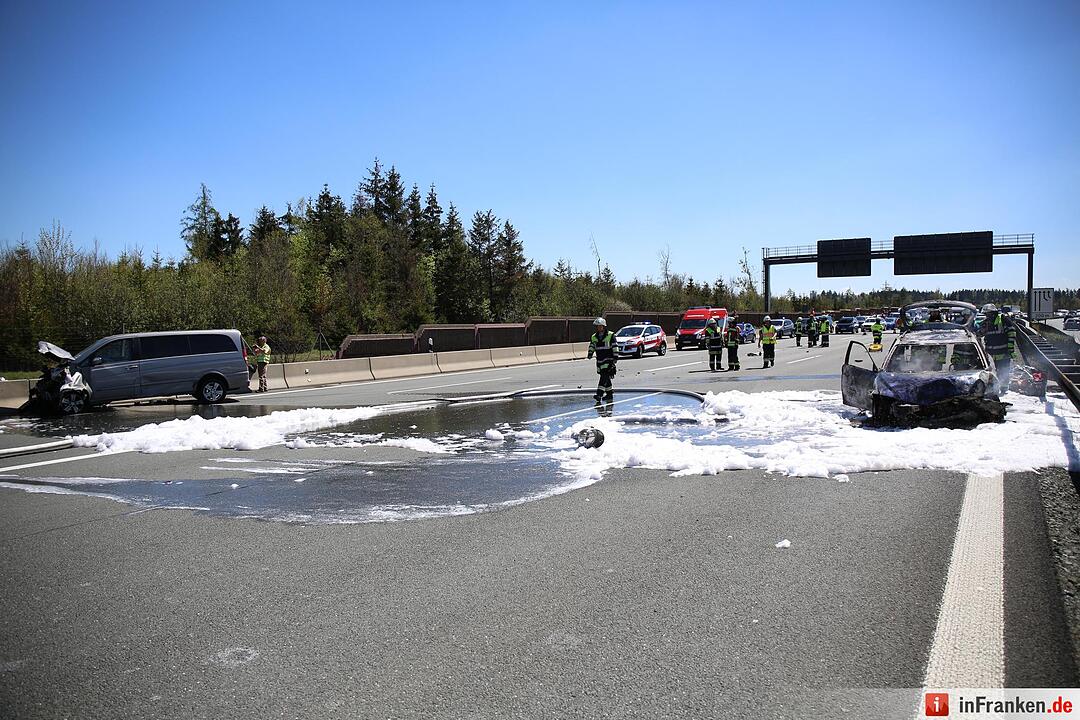 Auto brennt nach Unfall auf A9 aus