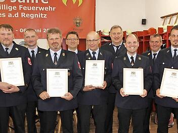 Die geehrten Feuerwehrmänner mit Landrat Hermann Ulm und Bürgermeister Claus Schwarzmann. Im Bild hinten die Feuerwehrführungskräfte des Landkreises, Kreisbrandrat Oliver Flake, die beiden Kreisbrandinspektoren Johannes Schmitt und Ernst Messingschlager, Kreisbrandmeister Martin Arneth.  Foto: Mathias Erlwein