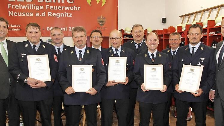 Die geehrten Feuerwehrmänner mit Landrat Hermann Ulm und Bürgermeister Claus Schwarzmann. Im Bild hinten die Feuerwehrführungskräfte des Landkreises, Kreisbrandrat Oliver Flake, die beiden Kreisbrandinspektoren Johannes Schmitt und Ernst Messingschlager, Kreisbrandmeister Martin Arneth.  Foto: Mathias Erlwein