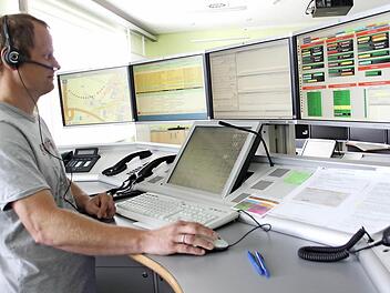 Markus Seubert koordiniert die Notfallhilfe für etwa 263 000 Menschen im Rettungsbereich Coburg, Lichtenfels und Kronach.  Foto: Andreas Schmitt