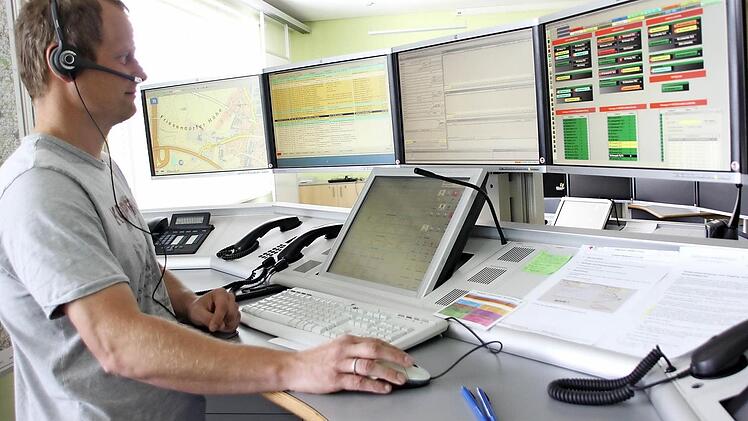 Markus Seubert koordiniert die Notfallhilfe für etwa 263 000 Menschen im Rettungsbereich Coburg, Lichtenfels und Kronach.  Foto: Andreas Schmitt