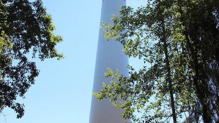 Der 78 Meter hohe Betonturm steht.  Foto: Friedwald Schedel