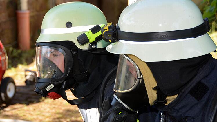 Unter realistischen Bedingungen übten die Feuerwehren aus Bad Kissingen, sowie Aschach und Oberthulba den Ernstfall.  Foto: Peter Rauch