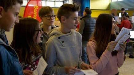 Jugendreferent Siegfried Weidlich informiert die Schüler über die Angebote der evangelischen Jugendarbeit