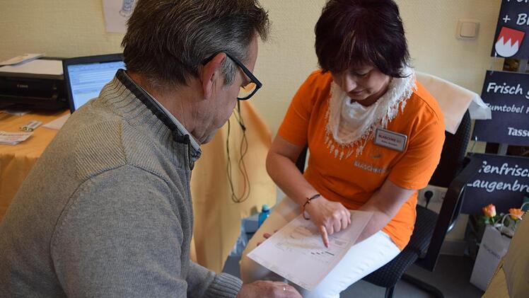 Petra Munzert erklärt Reinhard Götz die Ergebnisse seines Venenfunktionstests. Foto: Daniela Pondelicek
