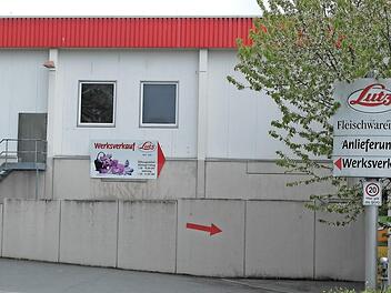 Trotz der Insolvenz der Firma Lutz Fleischwaren mit Sitz in Landsberg geht der Betrieb vorerst weiter. Auch das Kulmbacher Frische-Center in der E.-C.-Baumann-Straße (Bild) bleibt geöffnet. Foto: Peter Müller