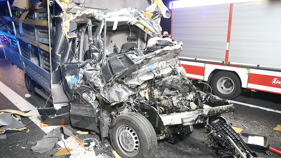 Kleintransporter rast in Lkw: Fahrer tödlich verletzt