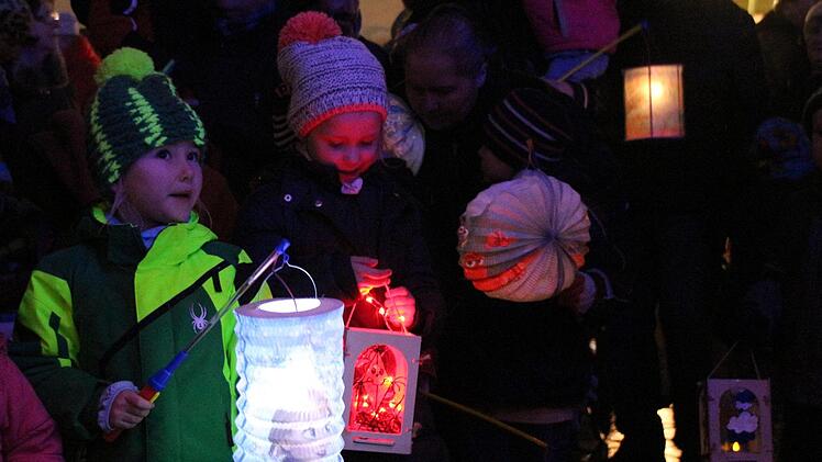 Stolz trugen die Kinder ihre bunten Laternen über den Nikolausmarkt. Foto: Dominic Buckreus