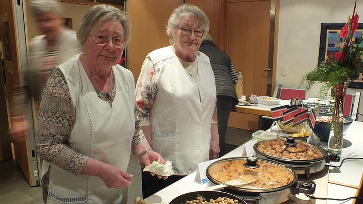Maria Hirdina und Rosi Gehr bei der Vorbereitung der landestypischen SpeisenManfred Welker