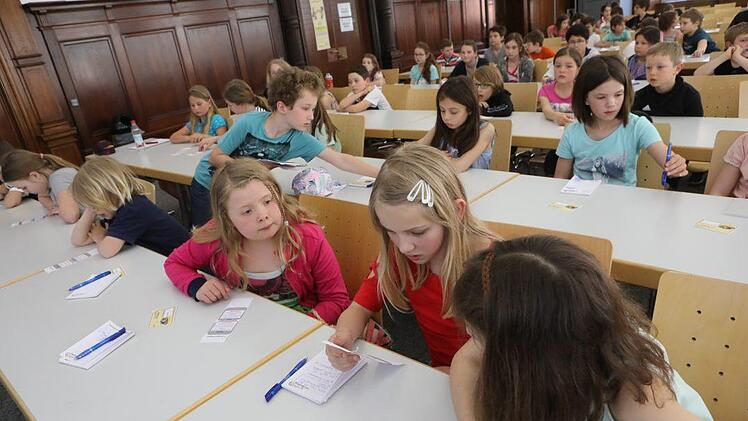 Im Experiment lernten die jungen Forscher, wie wichtig es ist, sich in der Gruppe auszutauschen und zu diskutieren. Foto: Barbara Herbst